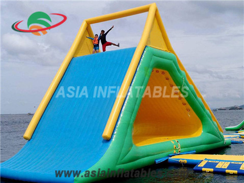 Customized Inflatable Slide Splash at Water Park